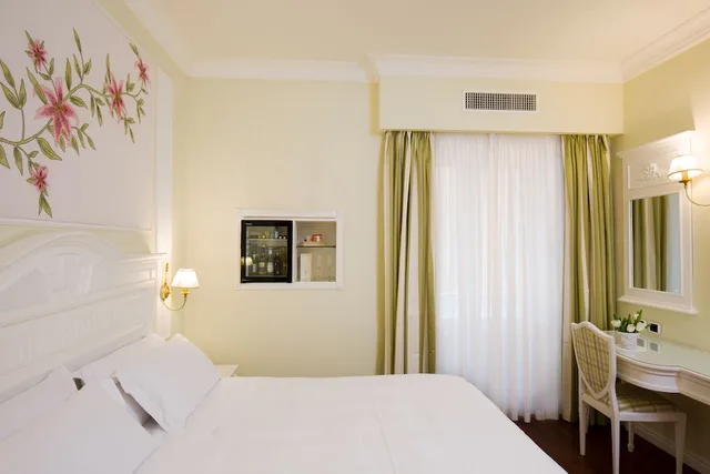 Classic, Double Bed, Palazzo Alabardieri 3/10