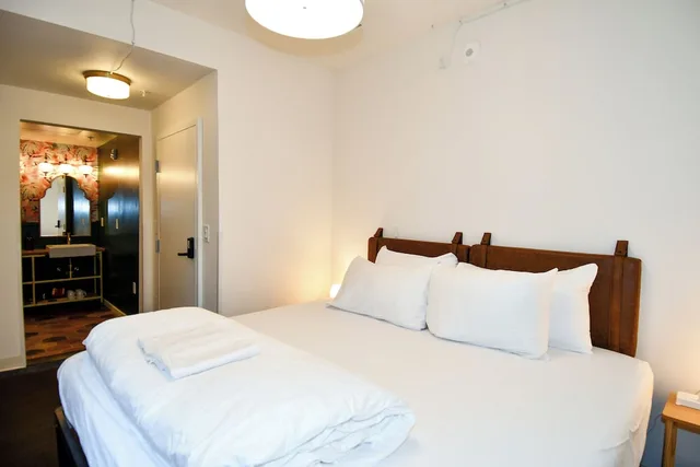 Cozy, King Bed, Partial View, Side Street View, Annex، Highroad Hostel Dc 3/5
