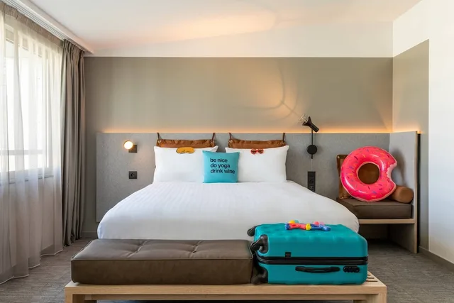 غرفة بسرير كوين مع أريكة، Moxy Bordeaux Hotel 3/4