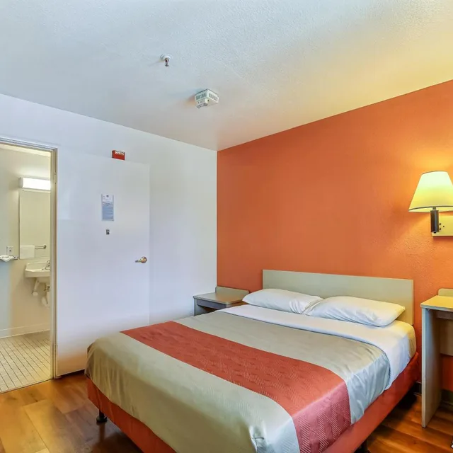 1 Full Bed - ADA/RI Shower، Motel6 Pinole, CA 9/10
