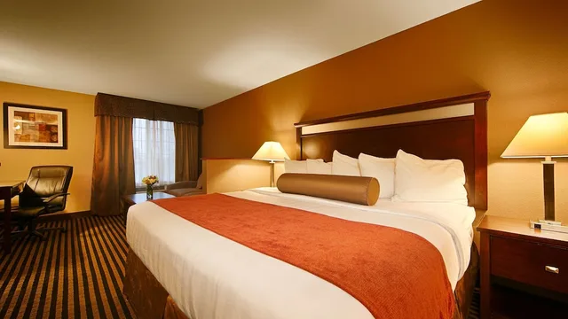 غرفة قياسية بسرير كينج مع أريكة، Best Western Plus Prairie Inn 2/7