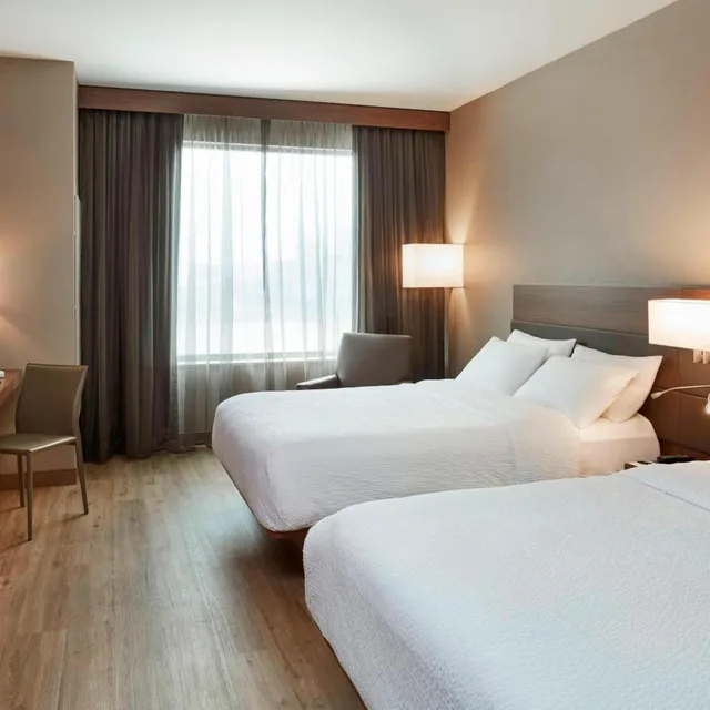 غرفة بسريرين كوين بحوض استحمام لذوي الإعاقة، AC HOTEL CINCINNATI AT THE BANKS 2/5