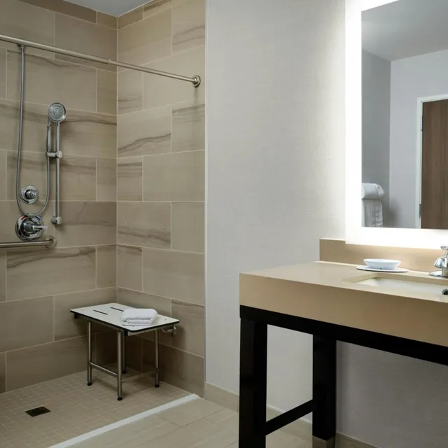 غرفة كبيرة بسرير كوين، Courtyard By Marriott Dallas Dfw Airport North Grapevine 9/10
