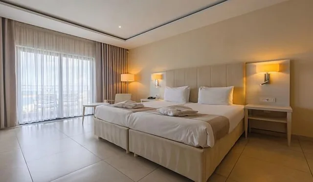 غرفة ديلوكس بسريرين منفصلين بشرفة، Maritim Antonine Hotel and Spa Malta 3/10