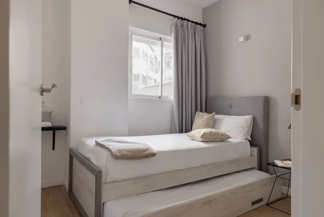 شقة بسريرين منفصلين وسرير كوين بشرفة بغرفتي نوم مع أريكة، Libere Valencia Abastos Apartaments 2/5