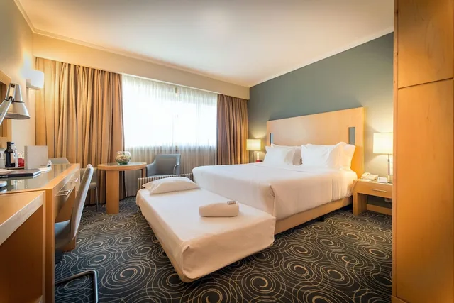 غرفة بسرير مزدوج وسرير فردي مع سرير إضافي، Sana Malhoa Hotel 4/10
