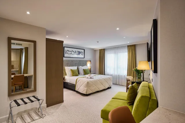 غرفة كلاسيكية عائلية بسريرين منفصلين مع أريكة بمطبخ صغير، Hotel Aragon 3/4