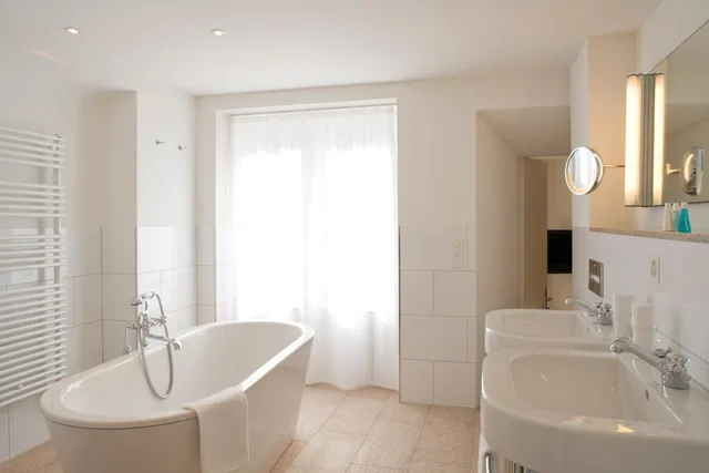 جناح جونيور، Hotel Saratz 7/10