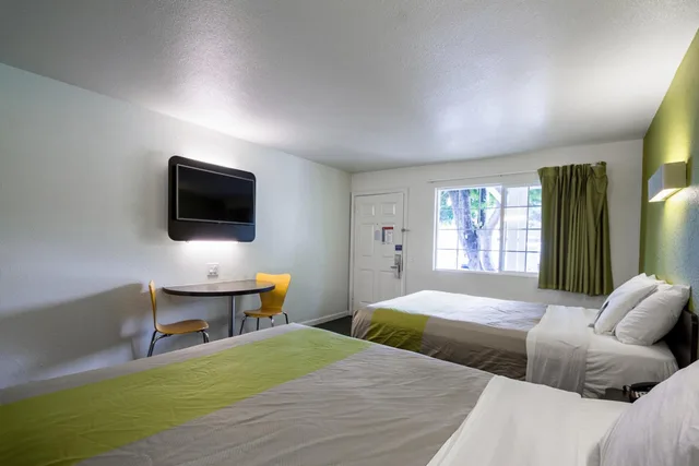 غرفة بسريرين كوين، Motel 6 Monterey Downtown 2/10