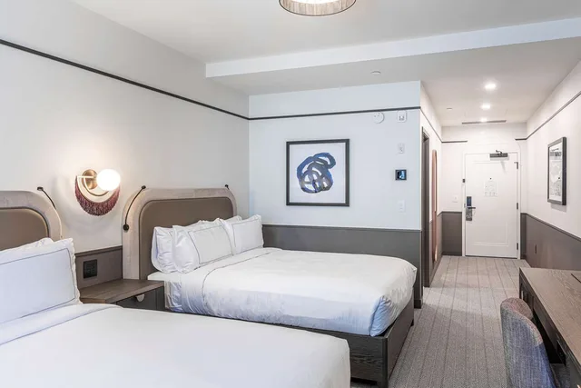 غرفة بسريرين كوين، The Westley Calgary Downtown, Tapestry Collection by Hilton 1/4