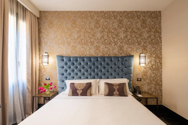 Premium, Queen Bed, The Venice Times 1/1