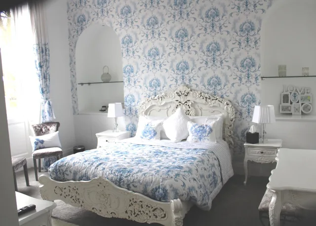 غرفة شهر العسل، The Riverside House Hotel 1/1