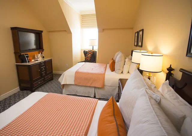 Deluxe, Single, 2 Queen Beds، The Atherton Hotel At OSU 2/4