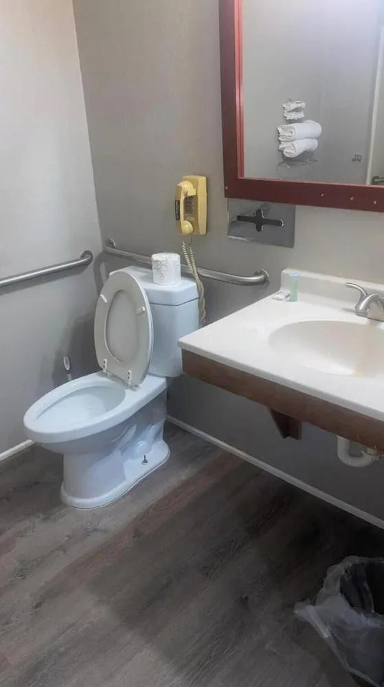 2 Full Beds Non-Smoking، Coldwater Inn & Suites near I 69 2/2
