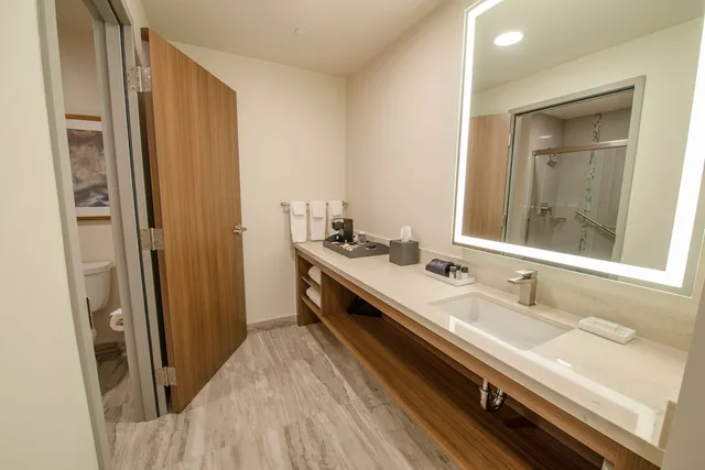 Deluxe, 2 Queen Beds, Balcony, Accessible, Legacy Resort Hotel And Spa 2/2