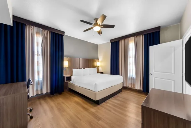جناح بسرير كينج مع أريكة بمطبخ صغير، Best Western Port Aransas TX 2/3
