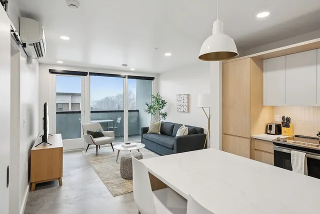 غرفة بسرير كوين بشرفة بغرفة نوم واحدة مع أريكة، Placemakr Salt Lake City Downtown, Apartments by Hilton 2/5
