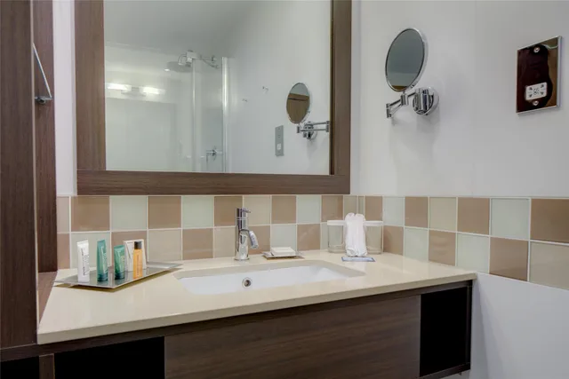 غرفة عائلية بسرير كينج مع أريكة، Hilton Dublin Kilmainham 4/4