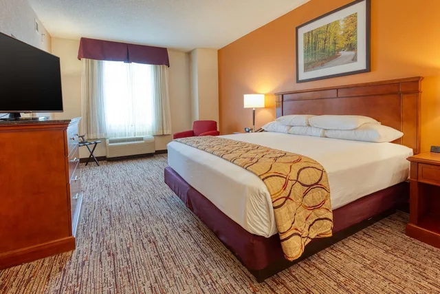 جناح بسرير كينج بغرفتين مع أريكة، Drury Inn and Suites Northeast Indianpolis 4/6