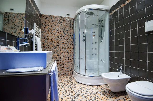 جناح جونيور، Orange Motel 3/3