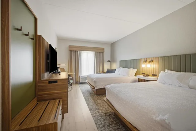 غرفة بسريرين كوين مع أريكة لذوي الإعاقة، Hampton Inn Hickory 1/3