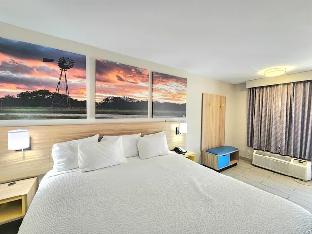 غرفة قياسية بسرير كينج للمدخنين، Days Inn by Wyndham McAllen 1/5