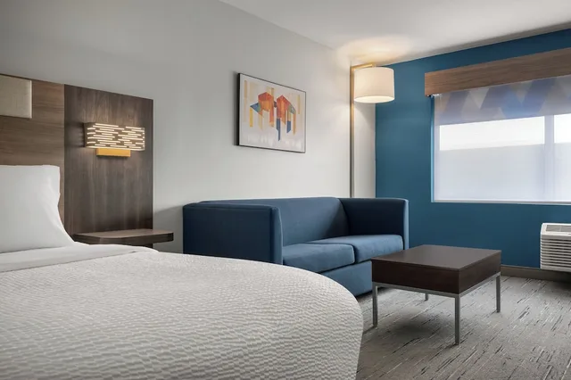 جناح بسرير كينج، Holiday Inn Express & Suites Muncie Northwest by IHG 3/8