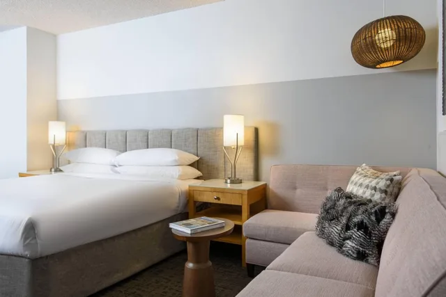 غرفة بسرير كينج بحوض استحمام لذوي الإعاقة، Renaissance Palm Springs 2/10