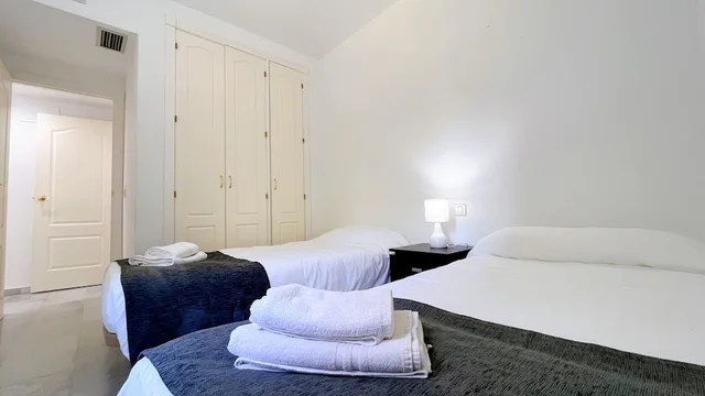 3 Bedrooms, Superior, Apartment, 1 Double and 4 Single Beds، Apartamentos Serinamar Marbella 2/3