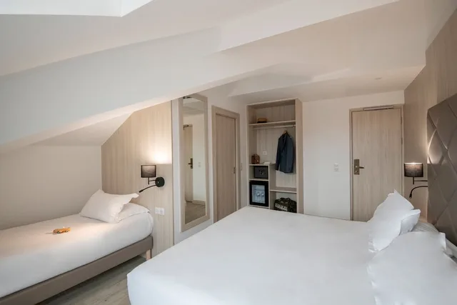 Room, Triple, 3 Beds, Golden Tulip Cannes de Paris 10/10