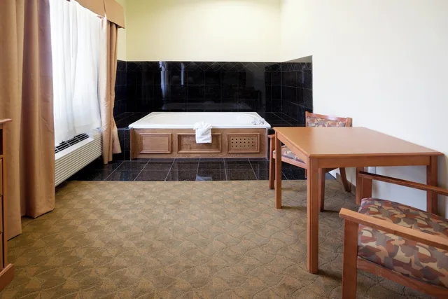 غرفة قياسية بسرير كينج بحوض جاكوزي، Holiday Inn Express Hotel Suites Zapata 1/1