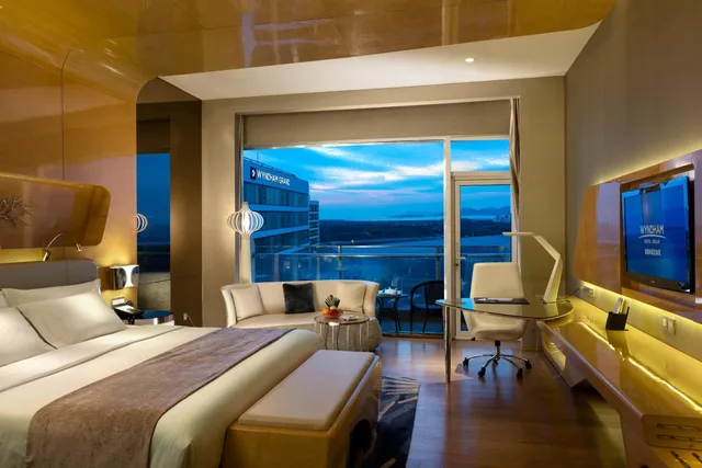 غرفة ديلوكس بسرير مزدوج بإطلالة على البحر بشرفة، Wyndham Grand Hotel Qingdao 2/7