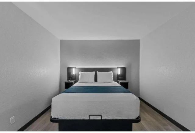 جناح بسرير كوين لغير المدخنين مع أريكة سرير، Motel6 Brighton, CO - Denver Northeast 2/7