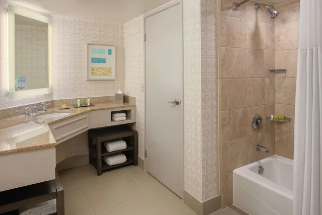 غرفة بسريرين كوين بإطلالة على الفناء بشرفة، Hilton San Diego Del Mar 3/4