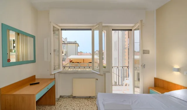 غرفة ثلاثية بسرير كوين وسرير فردي بشرفة، Hotel Stella D'italia 4/6
