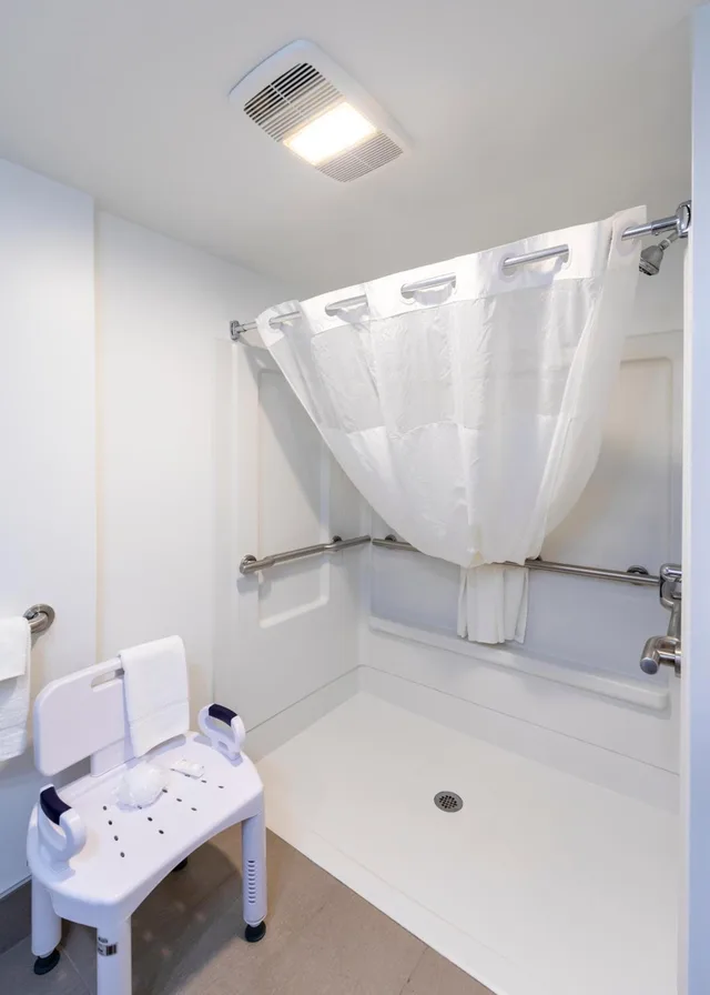 جناح بسرير كينج مع أريكة بحوض جاكوزي لذوي الإعاقة، Country Inn & Suites by Radisson, Appleton Airport - Fox River Mall Area 3/5