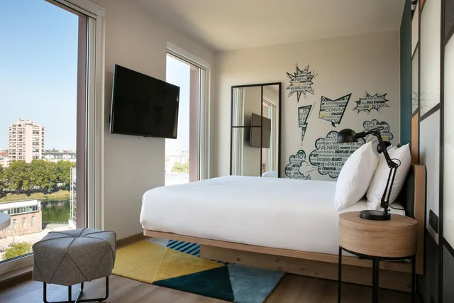 Room, King Bed, City and Cathedral View، Aloft Strasbourg Etoile 2/10