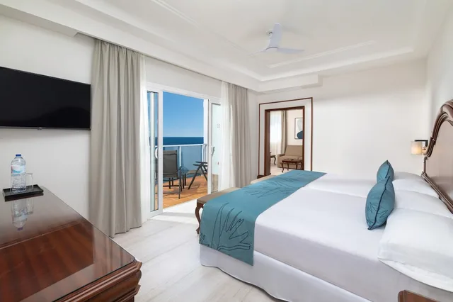 جناح جونيور بسريرين مزدوجين بشرفة مع أريكة، Hotel Riu Madeira 4/7