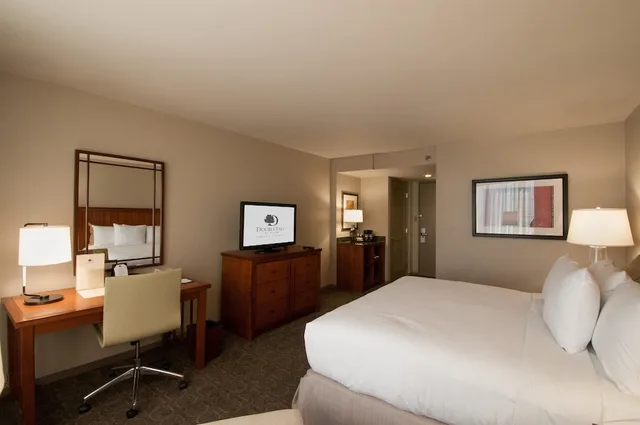 Renovated, 2 Queen Beds, Doubletree By Hilton Chicago Oak Brook 2/5