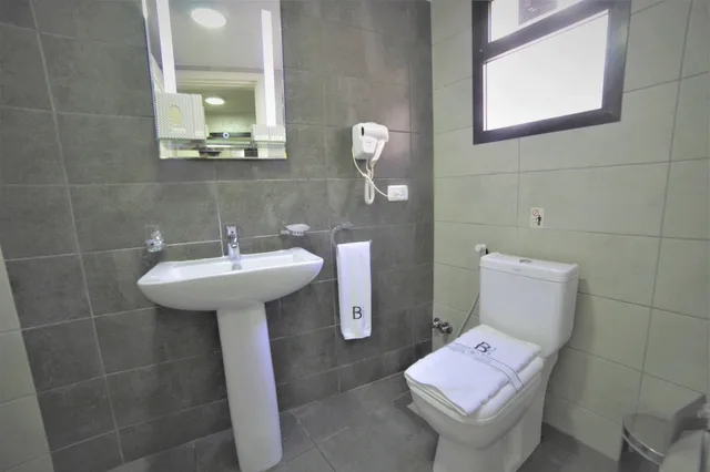 2 Bedrooms, Family Suite, 1 Double and 3 Single Beds, City View، Beverly Hotel, Beirut 5/5