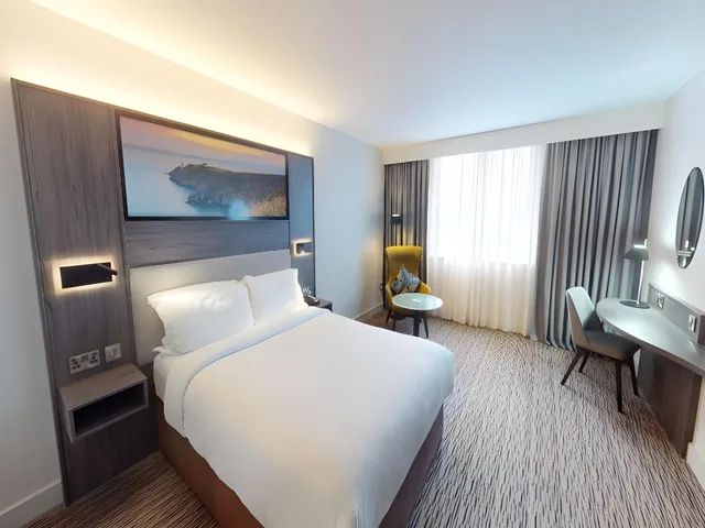 غرفة ديلوكس ثلاثية بسرير مزدوج وسرير فردي، Clayton Hotel Dublin Airport Central 1/1