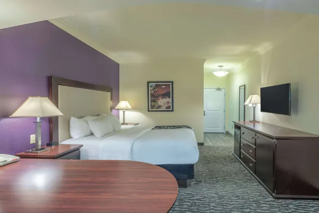 غرفة بسرير كينج، La Quinta Inn & Suites by Wyndham Loveland 2/3