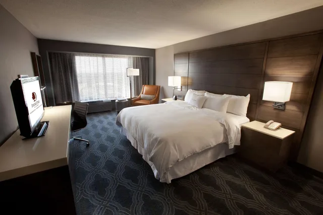 غرفة بسريرين مع أريكة، Doubletree By Hilton Bloomington Minneapolis South 3/6