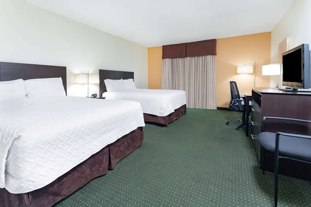 Superior, 2 Queen Beds, Sun Deck، Travelodge By Wyndham Bracebridge 1/4