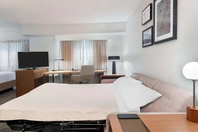 جناح بسرير كوين بغرفة نوم واحدة مع أريكة، Residence Inn by Marriott Tampa at USF/Medical Center 2/3