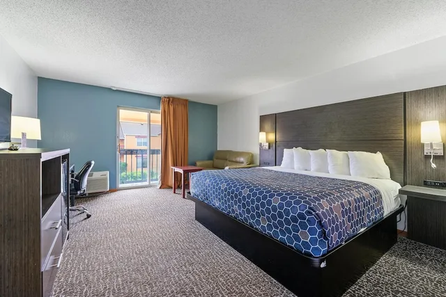 غرفة بريميير بسرير كينج بشرفة، Chicago Club Inn & Suites 1/7