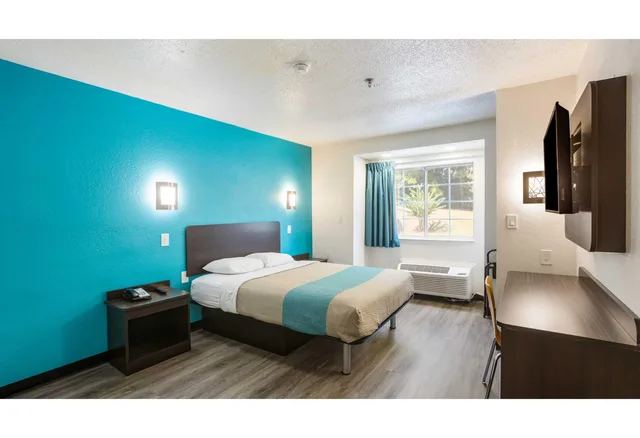 1 Queen Bed - Non-Smoking, Motel6 Smyrna, GA - Atlanta 2/4