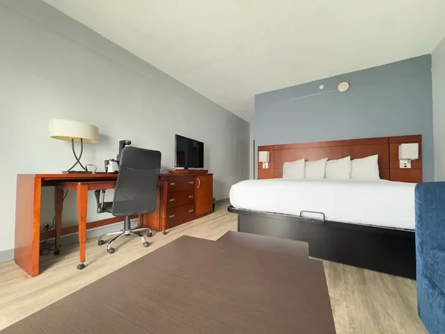غرفة بسرير كينج لذوي الإعاقة، Super 8 by Wyndham Dallas Love Field Airport 8/10