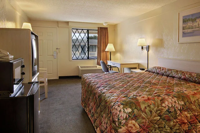 غرفة بسرير مزدوج، Super 8 By Wyndham Lantana West Palm Beach 4/5
