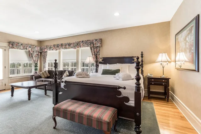 Suite, King Bed, Balcony, Traditions Hotel Spa Ascend Hotel Collection 1/2
